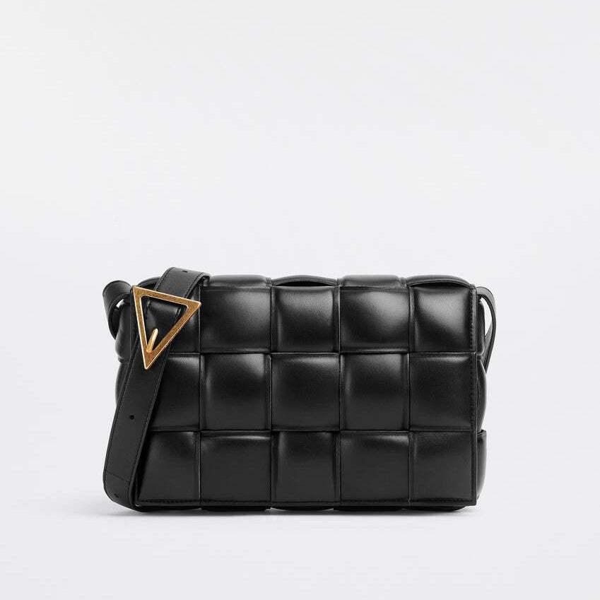 【BOTTEGA VENETA|公式サイトは正規品】多くの雑誌に掲載！おしゃれセレブが夢中！★泉里香、中村アンさん愛用のパデッド カセット
