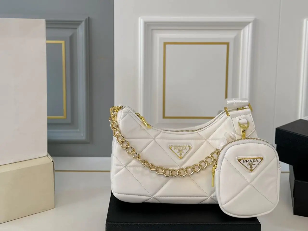 【PRADA 公式 旗艦店】プラダ 斜めがけバッグ 当日出荷 好評に付き再入荷！26*13CM 240719