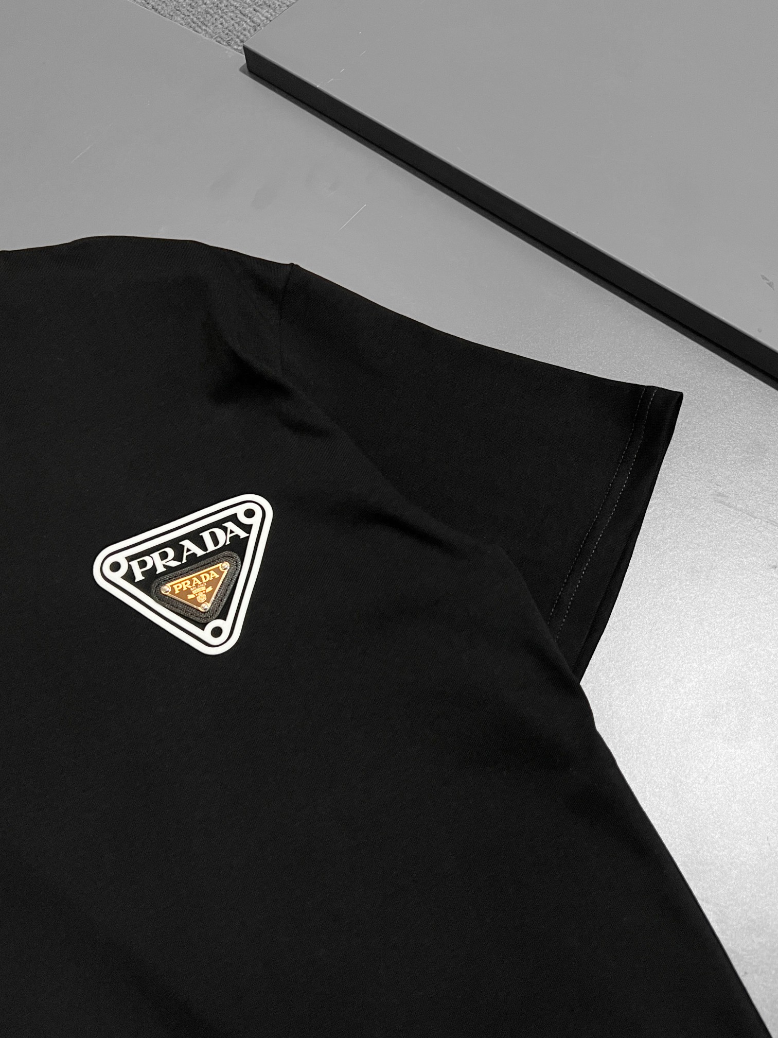 【PRADA】半袖 T シャツ
