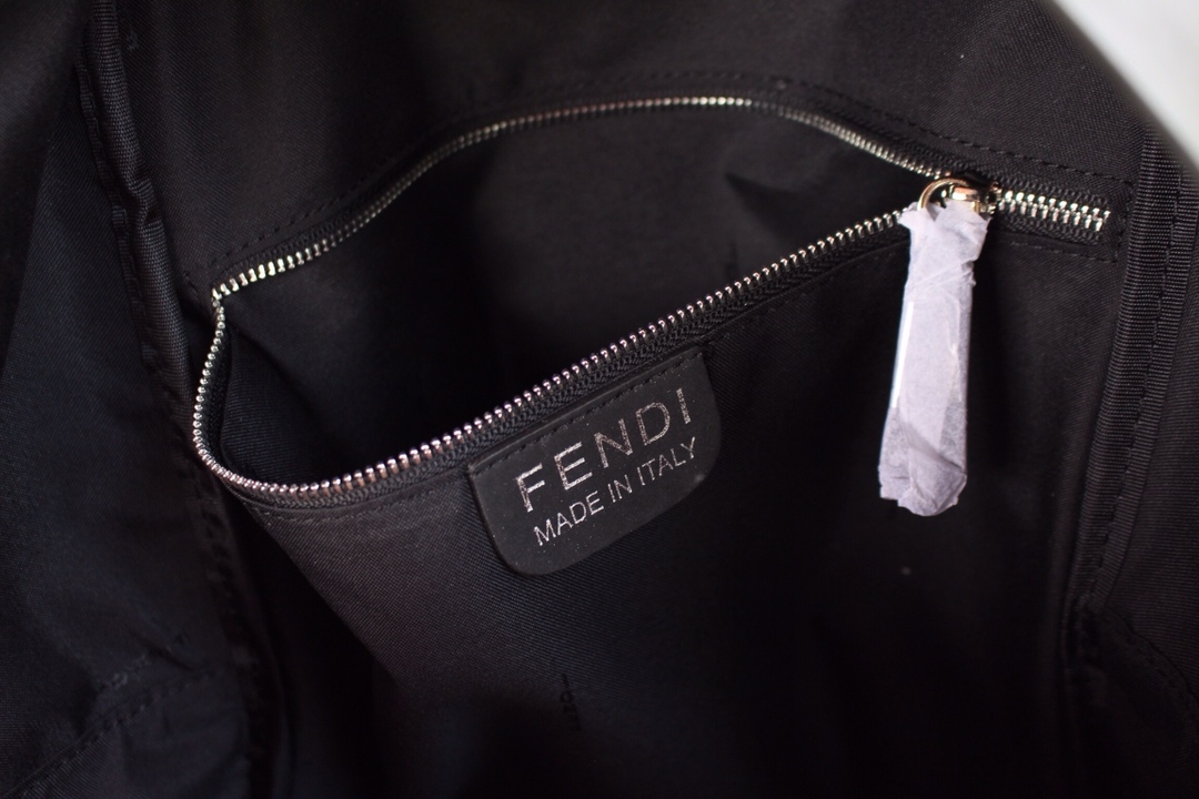 【FENDI 公式 旗艦店】フェンディ リュックサック 当日出荷 好評に付き再入荷！38*35*14CM