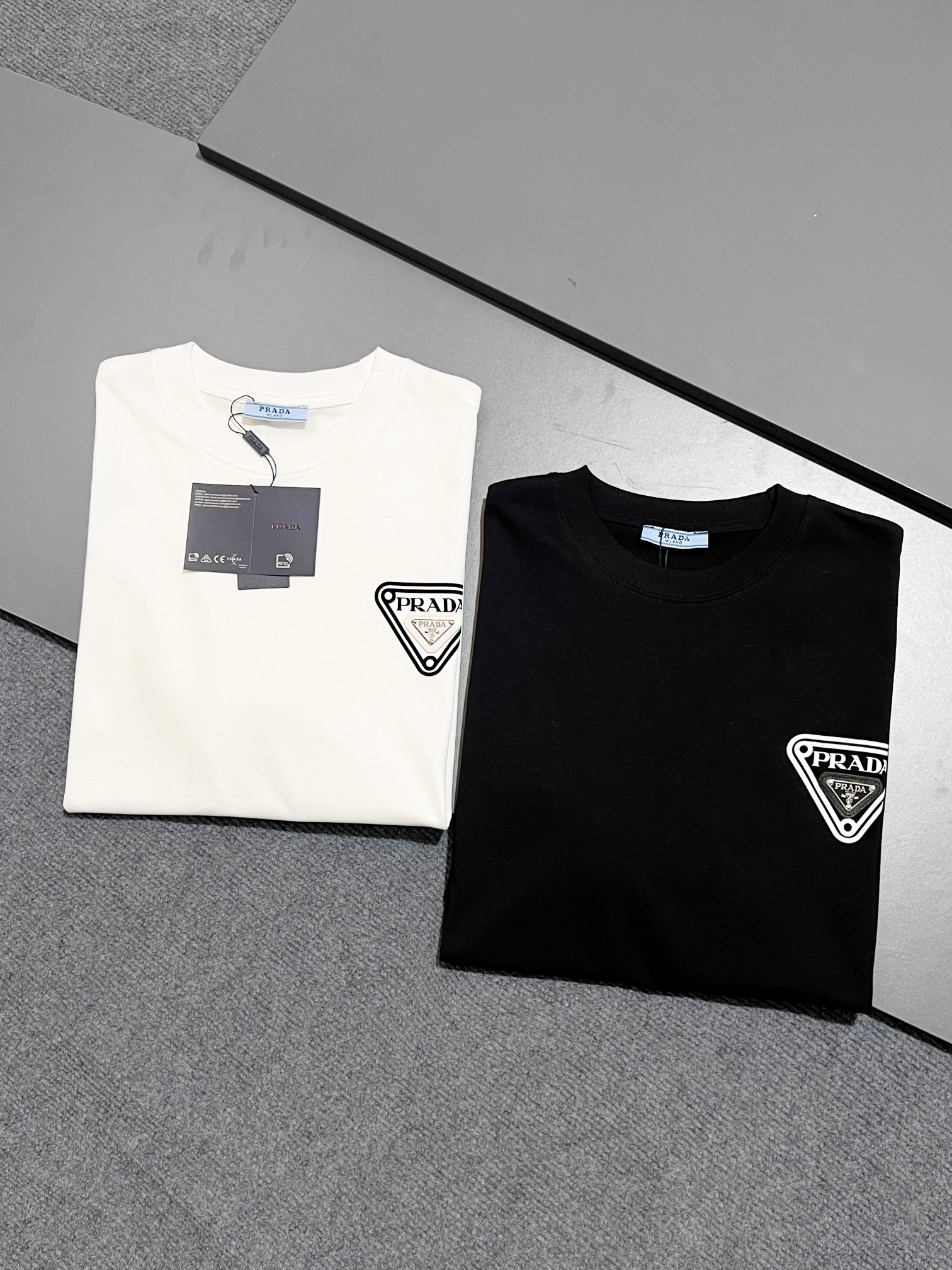 【PRADA】半袖 T シャツ