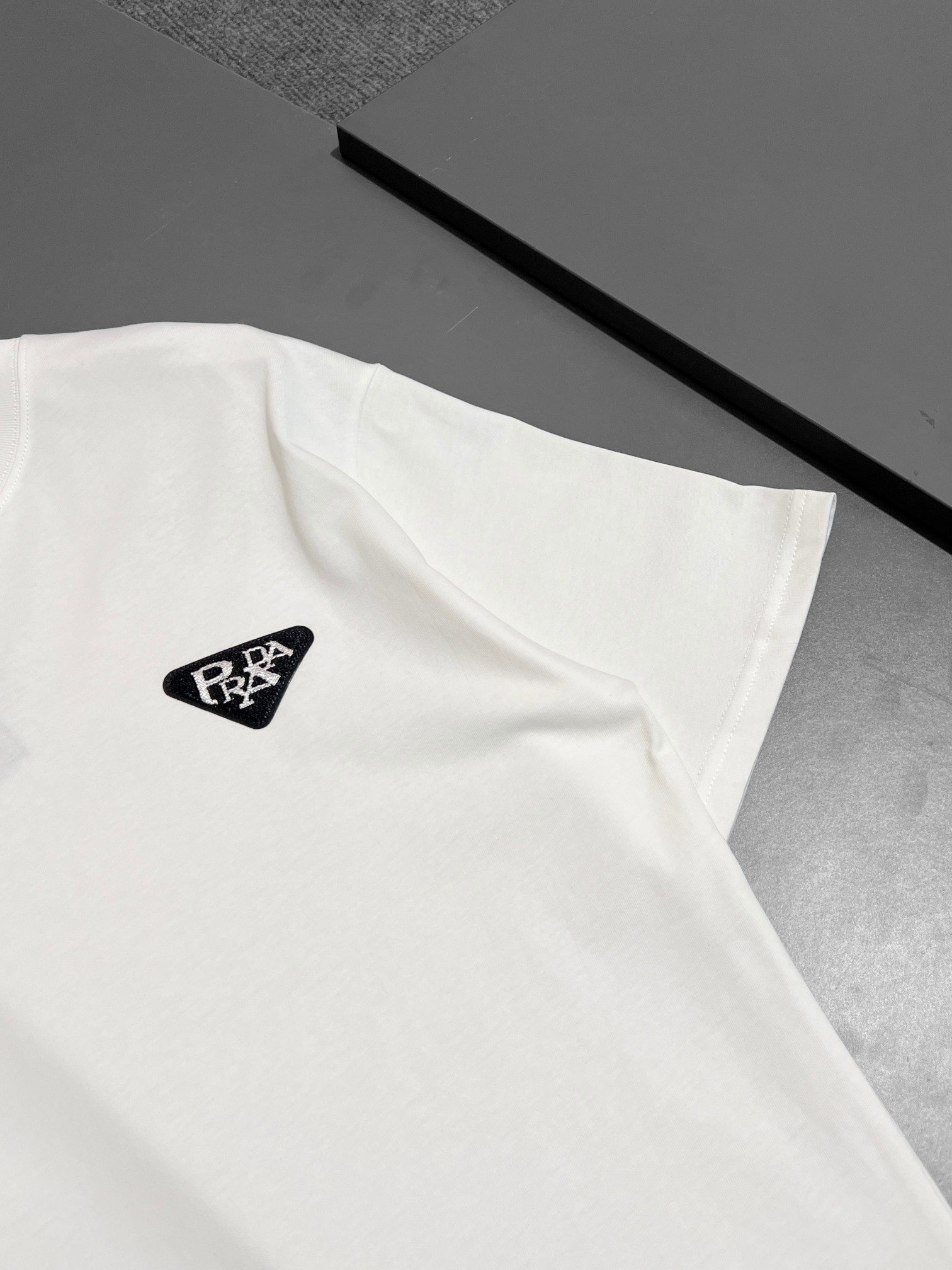 【PRADA】半袖 T シャツ