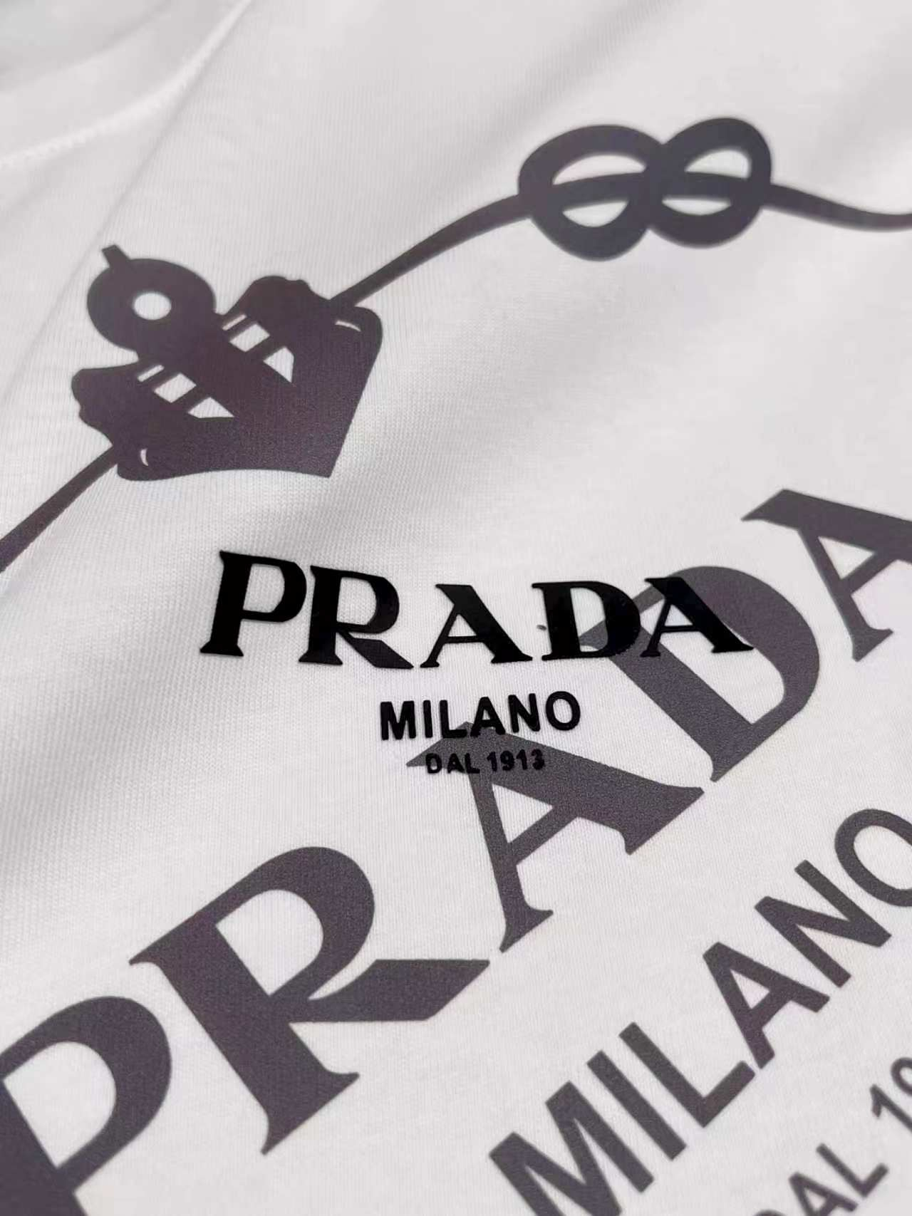 【PRADA】半袖 T シャツ