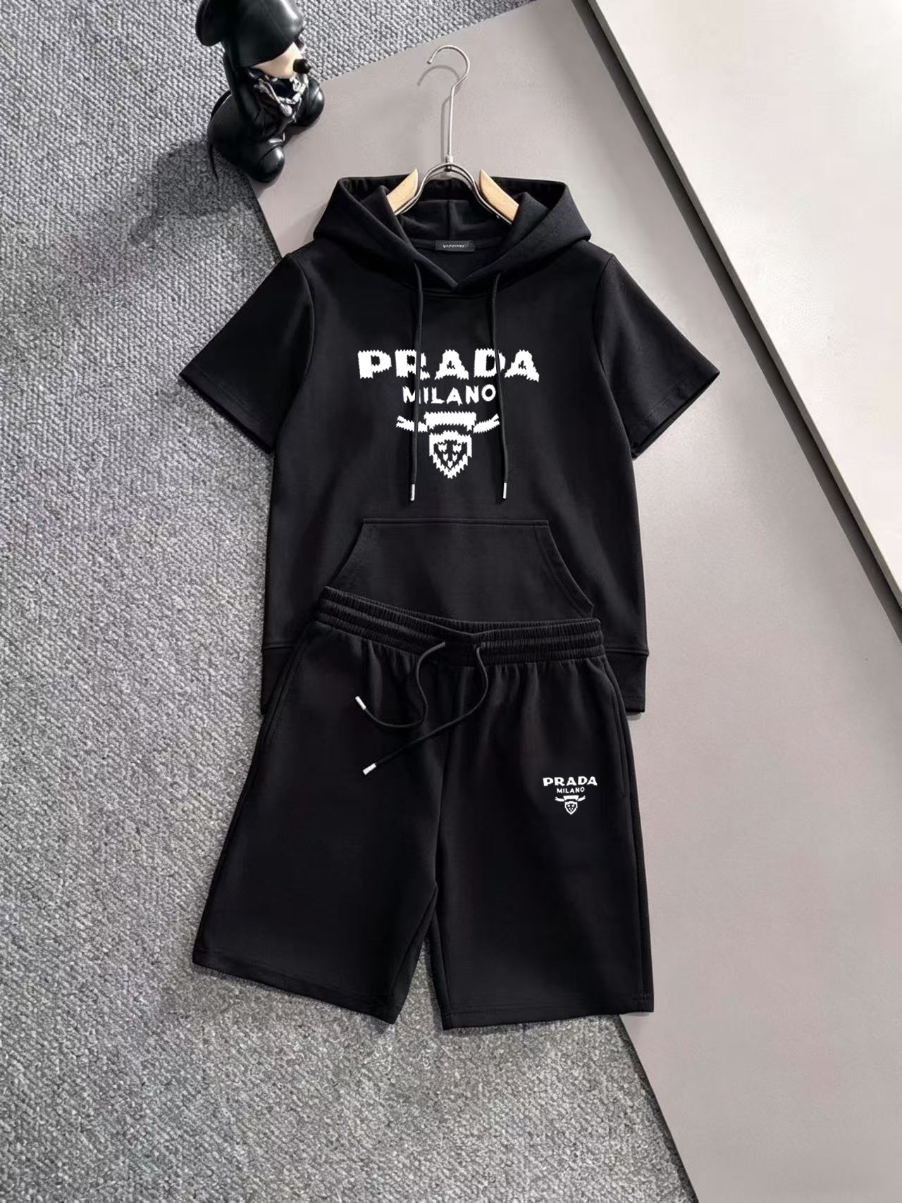 【PRADA】半袖T シャツショートパンツ セットアップ