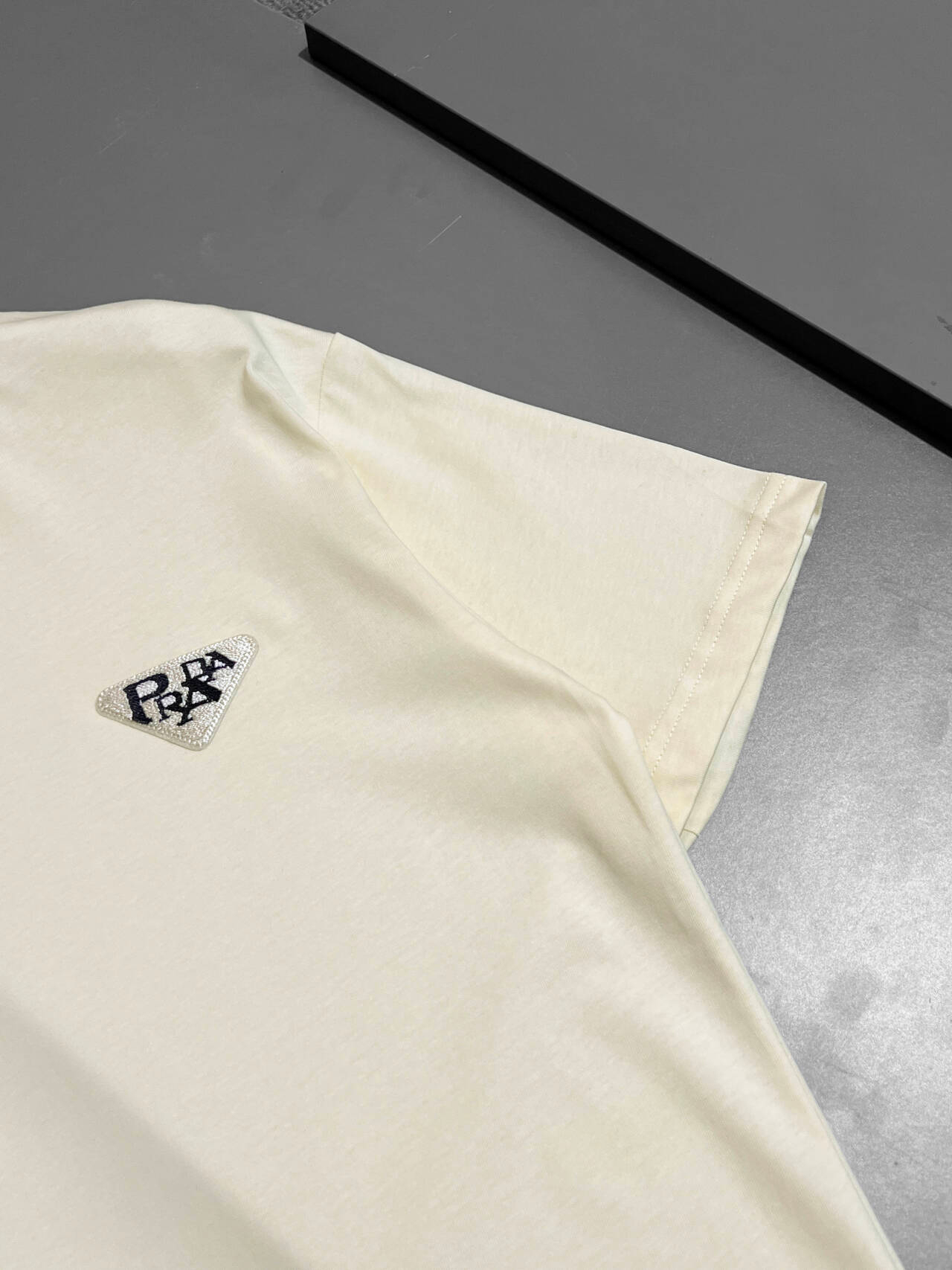 【PRADA】半袖 T シャツ