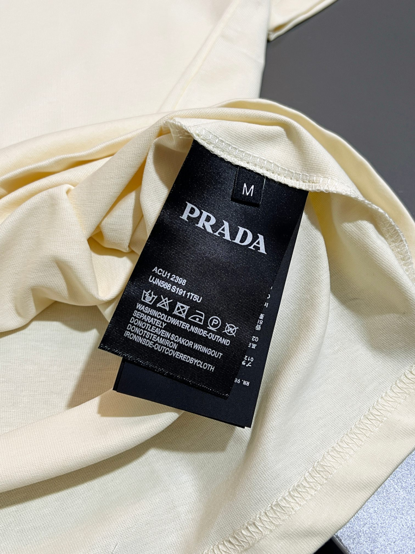 【PRADA】半袖 T シャツ