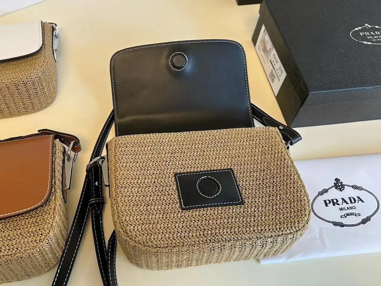 【PRADA 公式 旗艦店】プラダ 斜めがけバッグ 当日出荷 好評に付き再入荷！26*16CM 240719