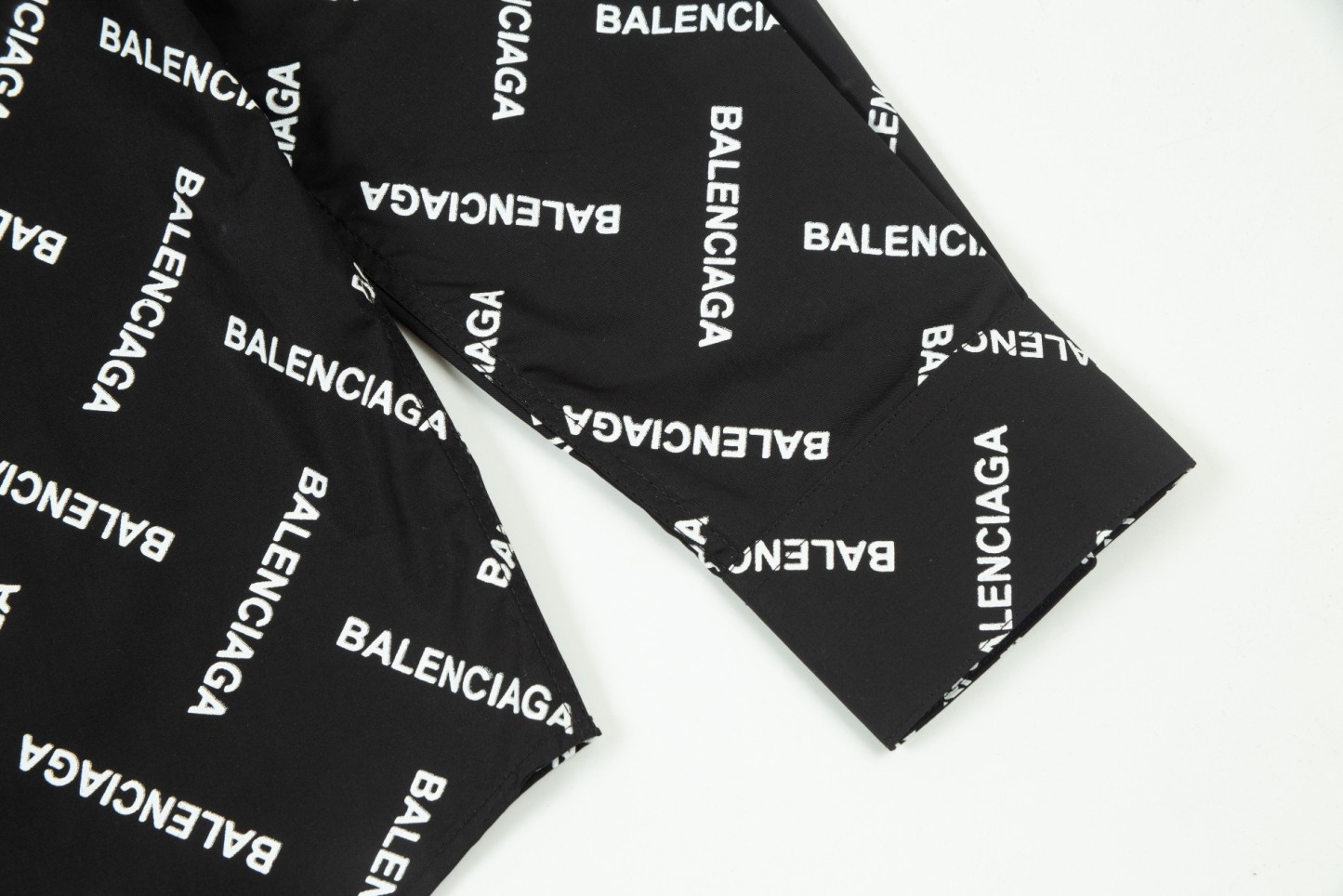 【BALENCIAGA 公式旗艦店】バレンシアガ シャツ ご好評に付き再入荷 240715
