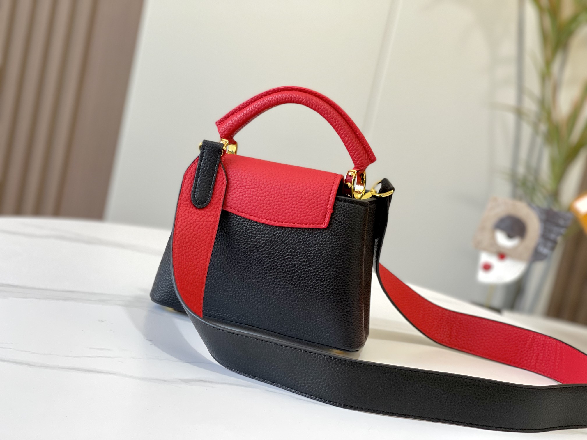 LOUIS VUITTON ルイヴィトン CAPUCINES クロスボディバッグ M56848