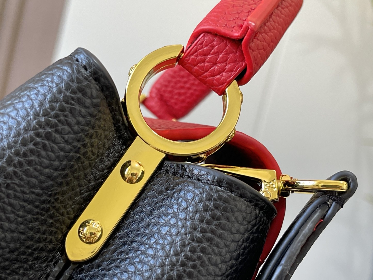 LOUIS VUITTON ルイヴィトン CAPUCINES クロスボディバッグ M56848