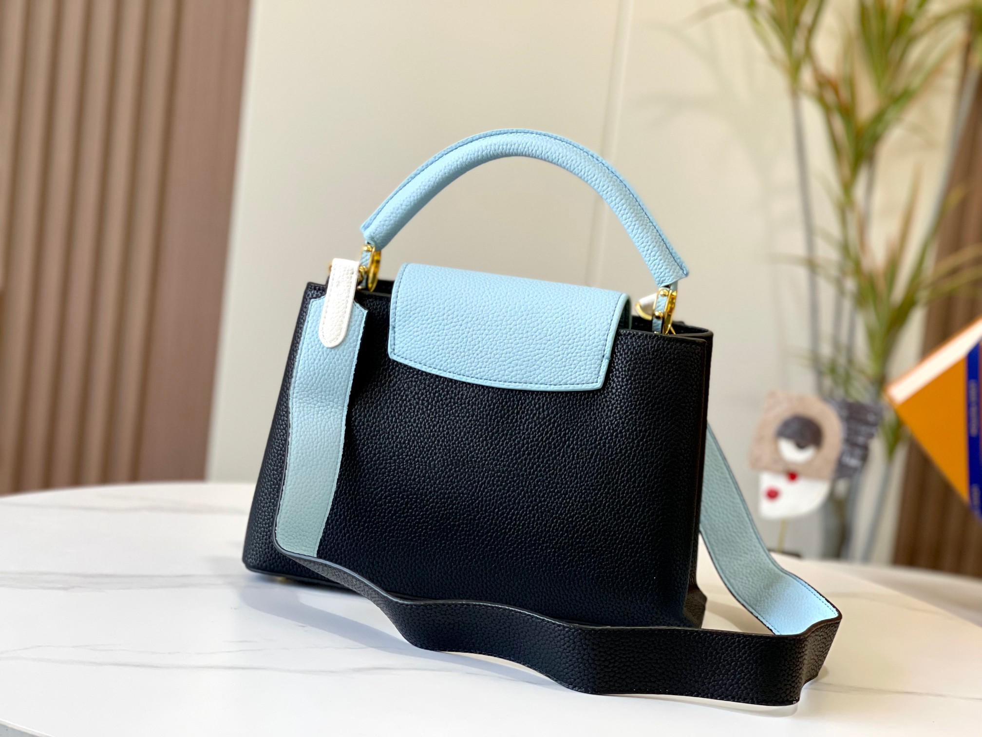 LOUIS VUITTON ルイヴィトン CAPUCINES クロスボディバッグ M56848