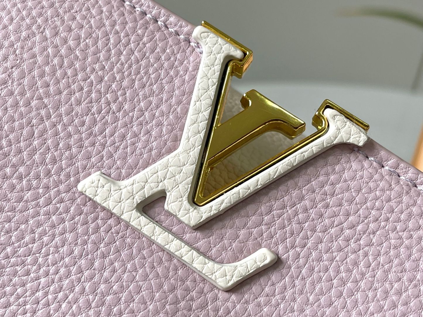 LOUIS VUITTON ルイヴィトン CAPUCINES クロスボディバッグ