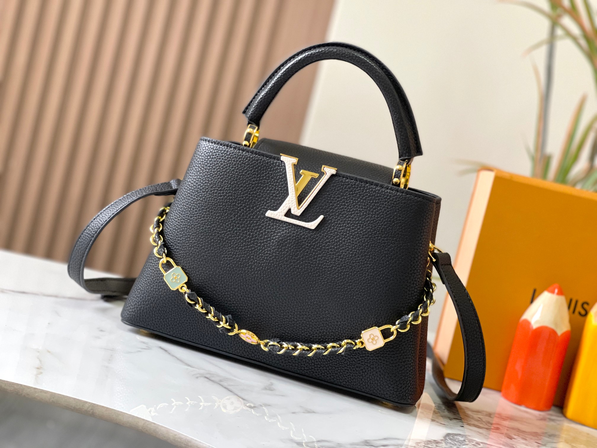 LOUIS VUITTON ルイヴィトン CAPUCINES クロスボディバッグ