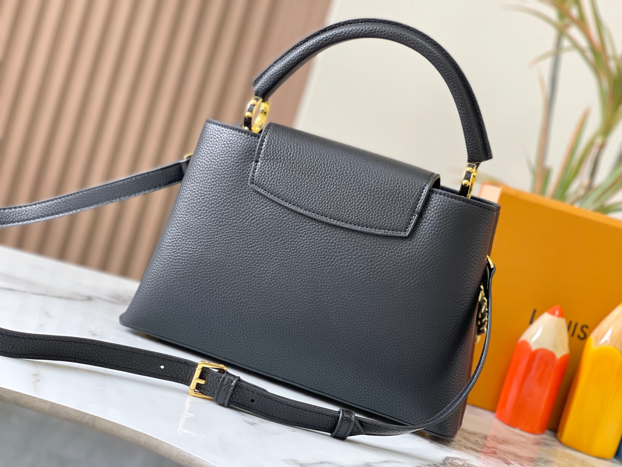 LOUIS VUITTON ルイヴィトン CAPUCINES クロスボディバッグ