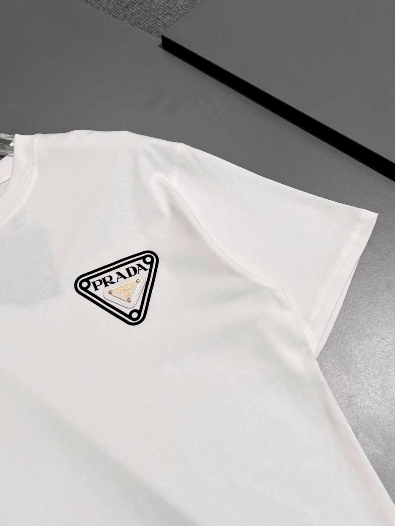 【PRADA】半袖 T シャツ
