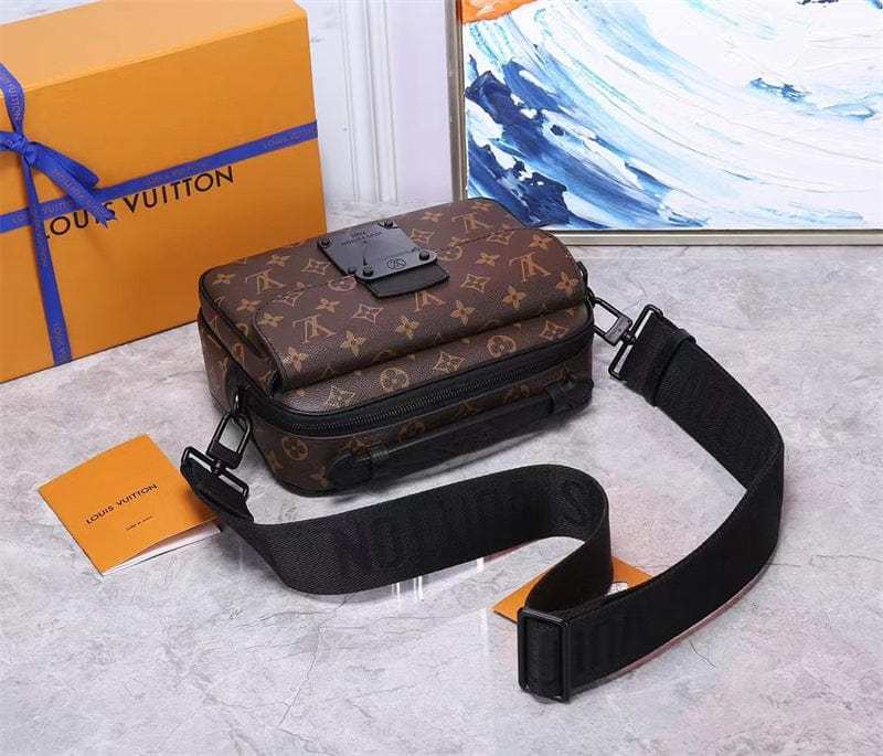 Louis Vuittonルイ・ヴィトン S LOCK メッセンジャーバッグM45806
