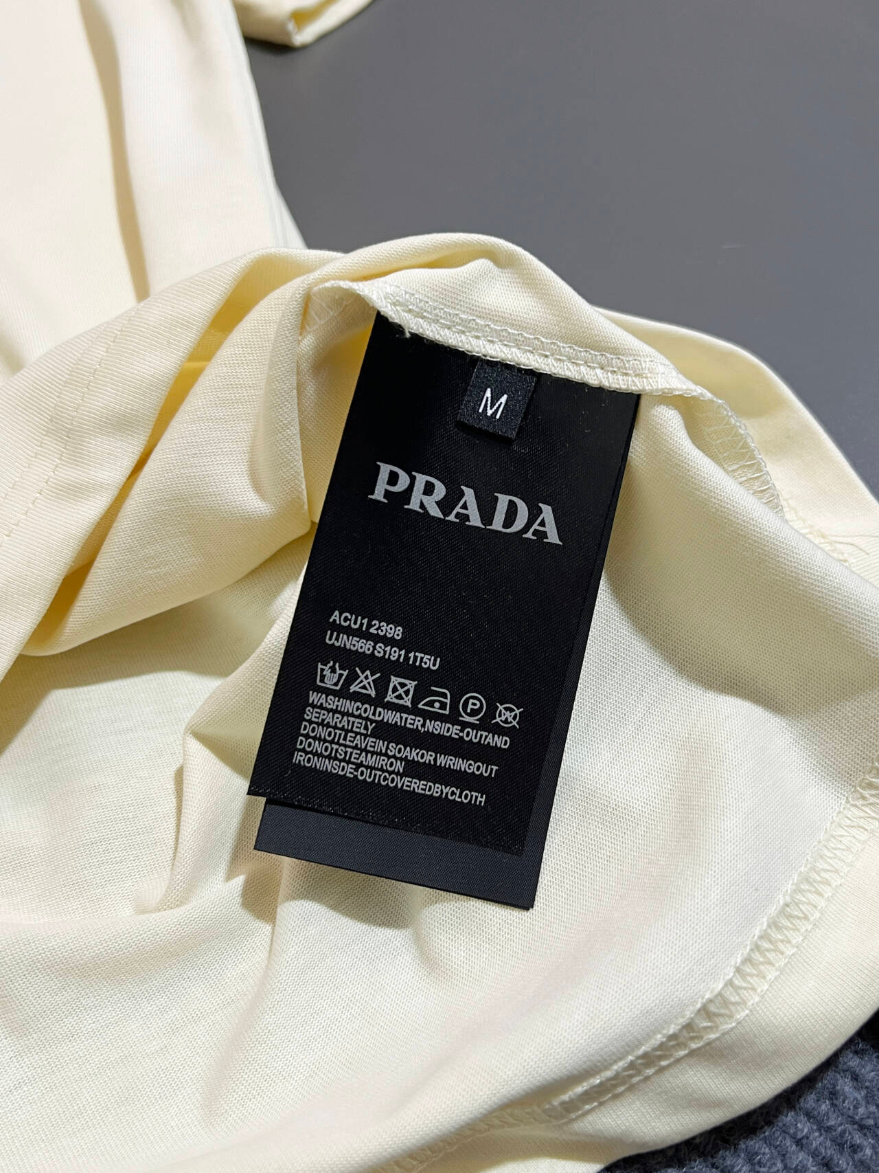 【PRADA】半袖 T シャツ