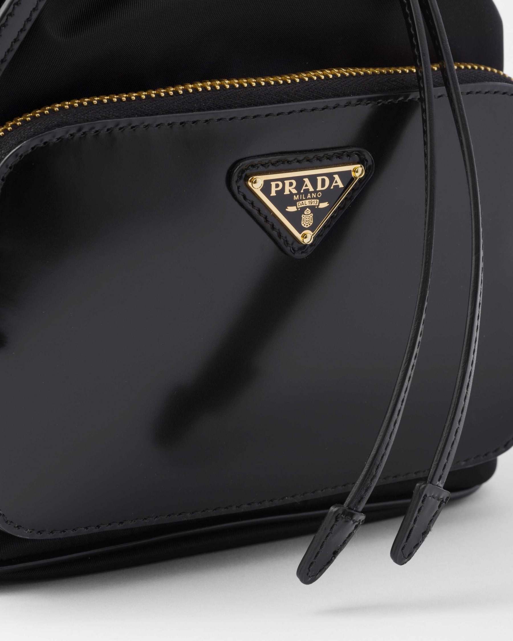 Re-Nylon xブラッシュドレザー バッグ