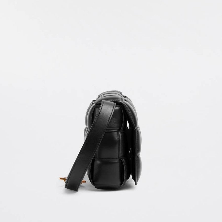【BOTTEGA VENETA|公式サイトは正規品】多くの雑誌に掲載！おしゃれセレブが夢中！★泉里香、中村アンさん愛用のパデッド カセット