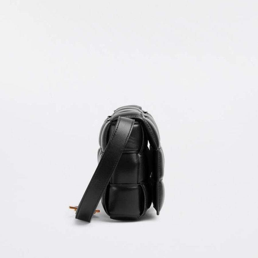 【BOTTEGA VENETA|公式サイトは正規品】多くの雑誌に掲載！おしゃれセレブが夢中！★泉里香、中村アンさん愛用のパデッド カセット