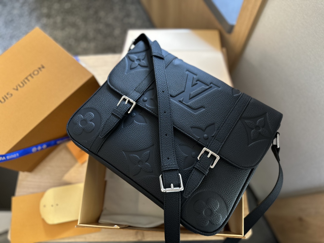 Louis Vuitton　MESSENGER エンベロップ ポーチ　ボディバッグ 28