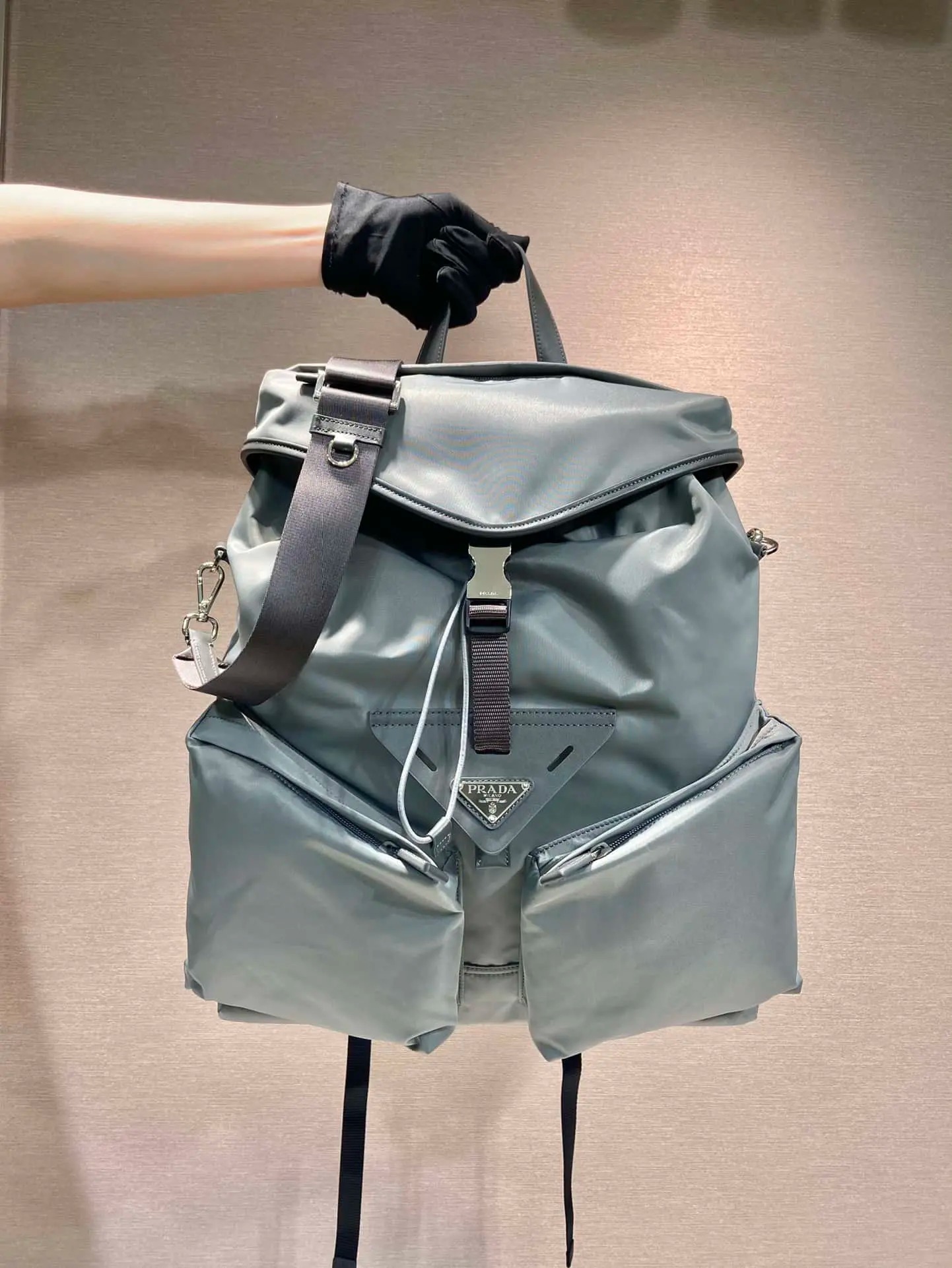 PRADAの新作キャットウォークモデル🎉2VZ108 ショルダーバッグ/ショルダーバッグ グレー