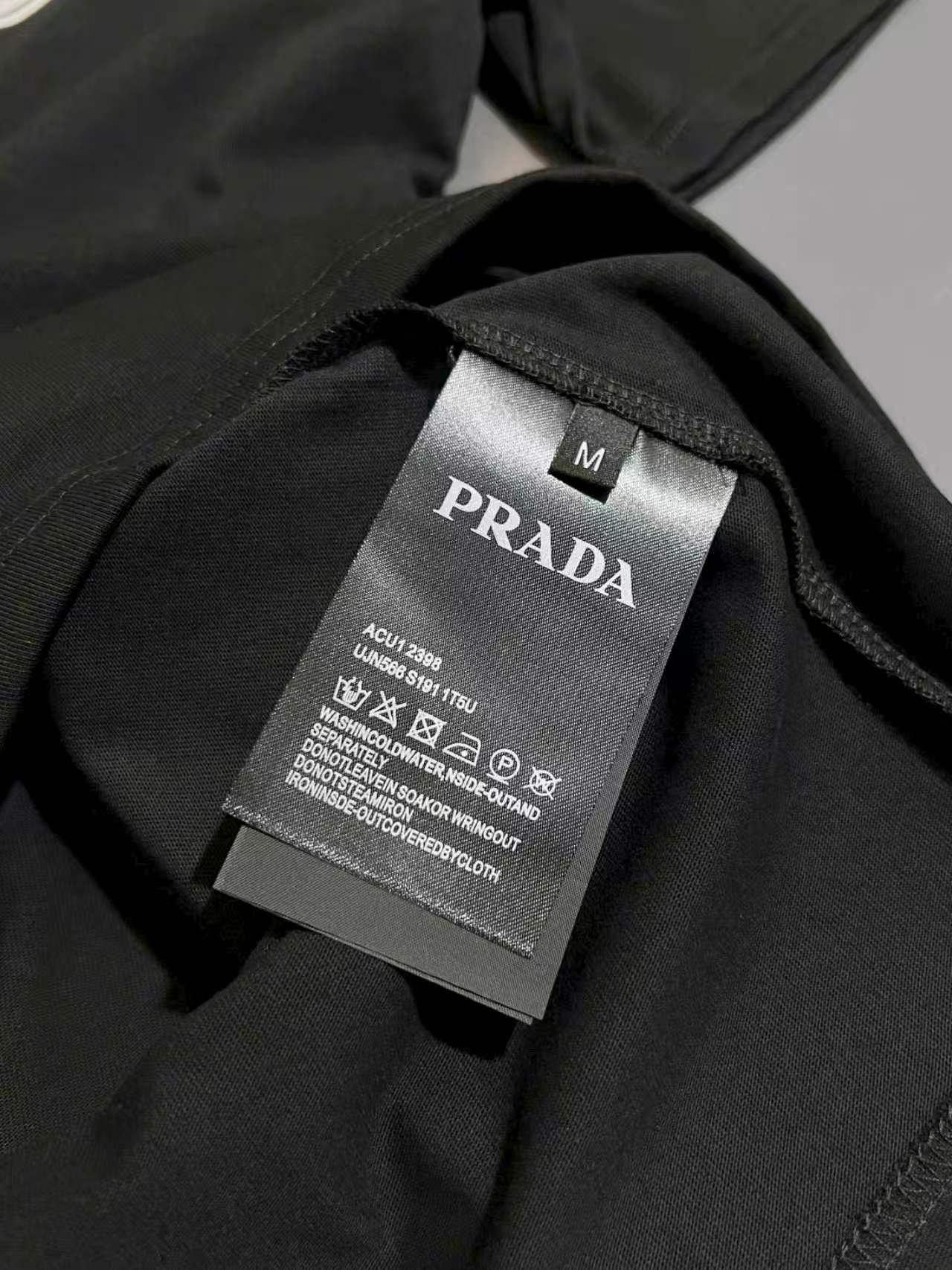 【PRADA】半袖 T シャツ