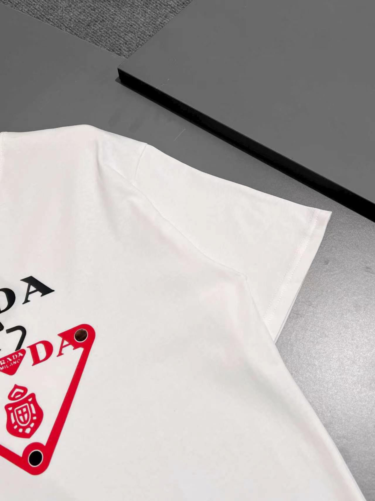 【PRADA】半袖 T シャツ