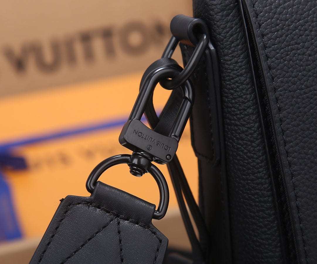 LOUIS VUITTON テイクオフ・メッセンジャー M57080