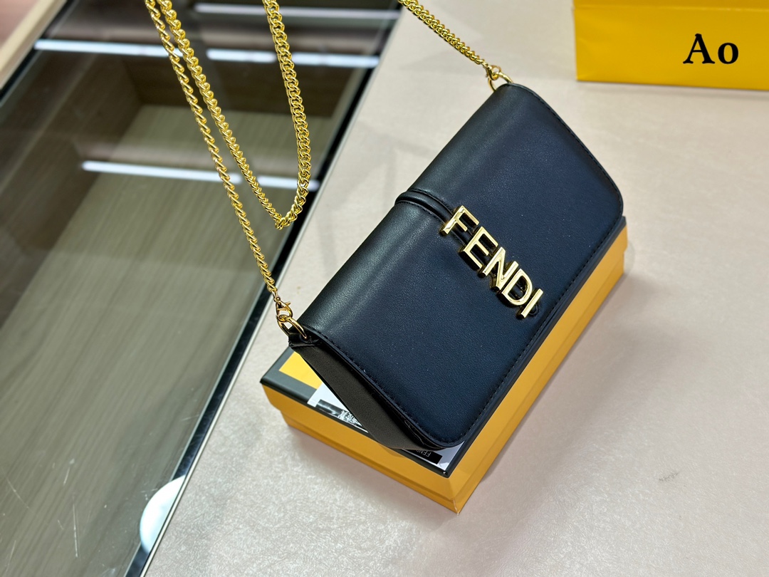 【FENDI 公式 旗艦店】 フェンディ ショルダーバッグ 当日出荷 好評に付き再入荷！21*13CM