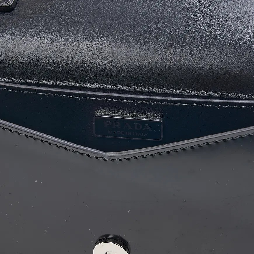 PRADA-三角ロゴ-チェーン-ショルダーバック