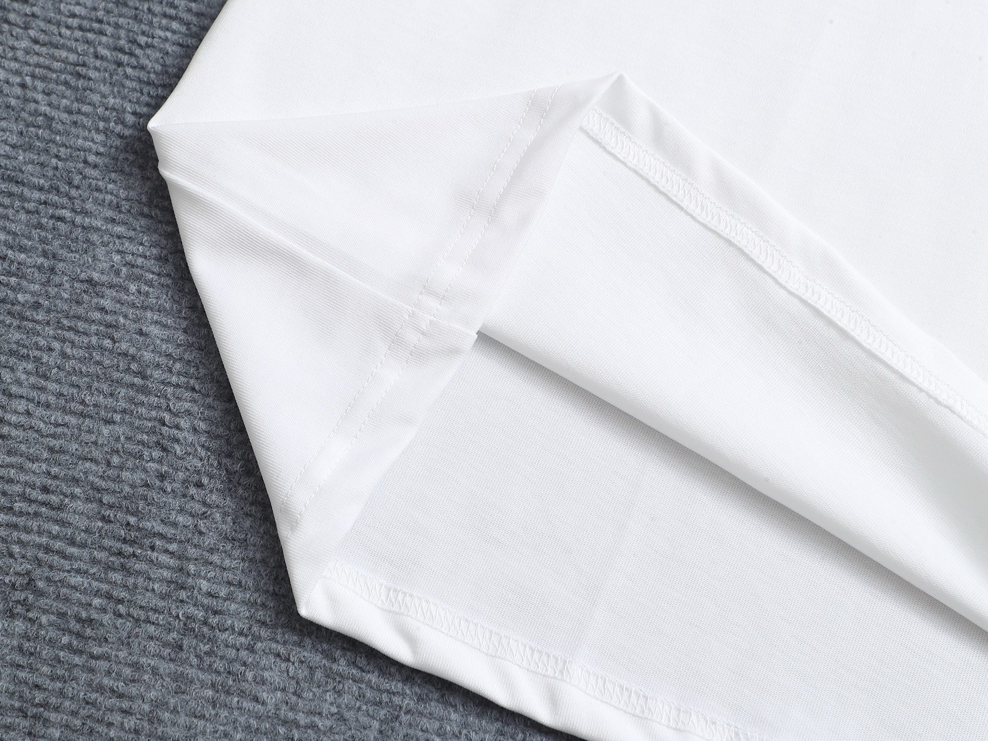 【LOEWE 公式旗艦店】（ロエベ）半袖Tシャツ、ご好評に付き再入荷！
