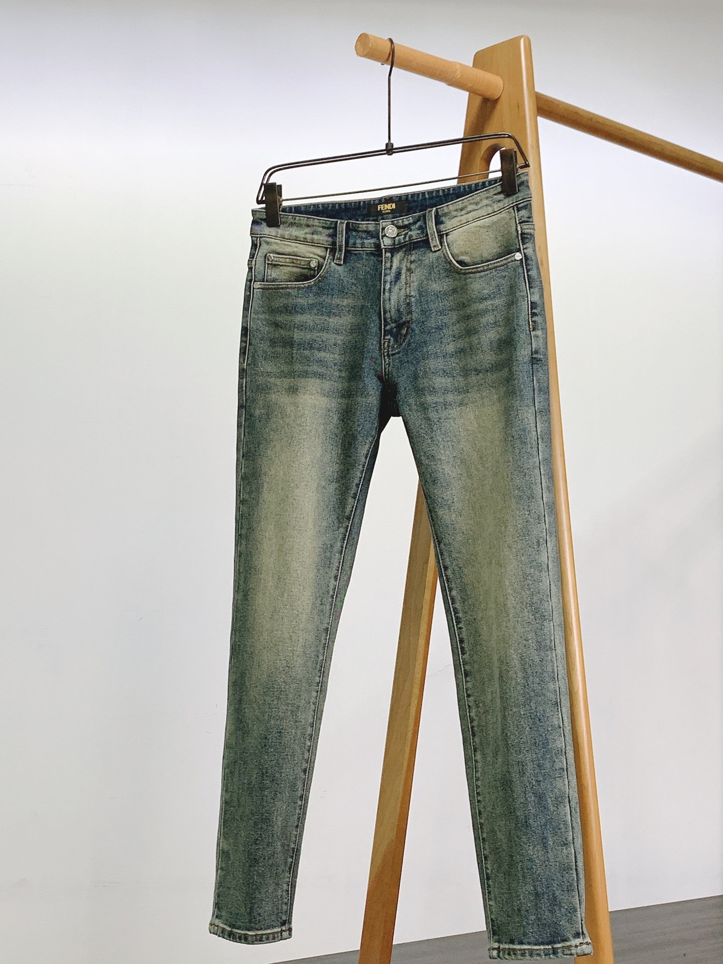 【FENDI公式旗艦店】フェンディ ジーパン、ご好評に付き再入荷！
