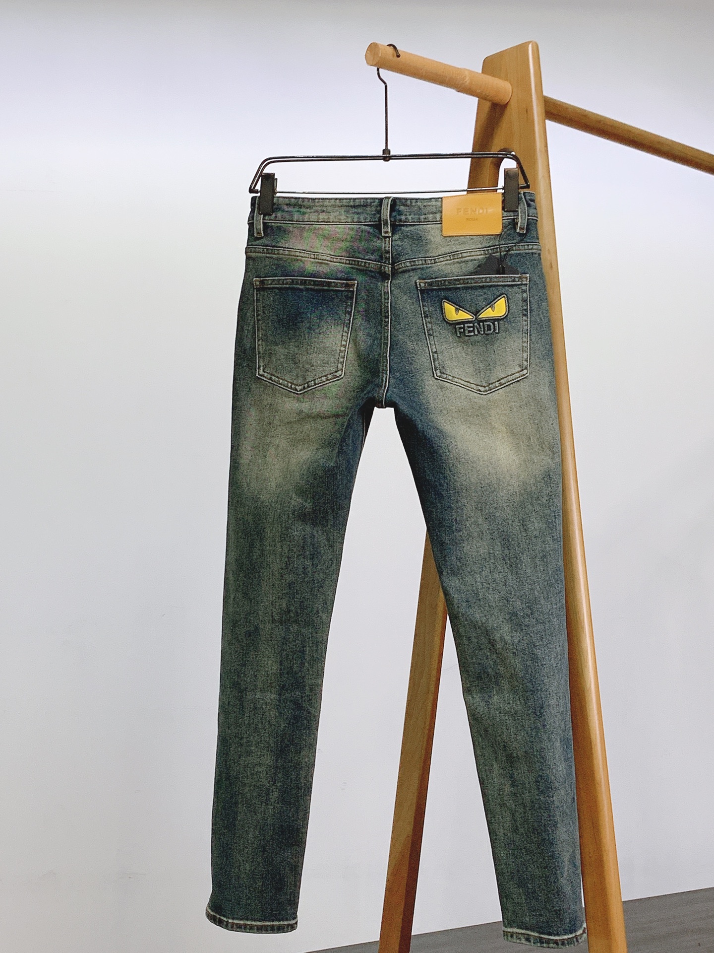 【FENDI公式旗艦店】フェンディ ジーパン、ご好評に付き再入荷！