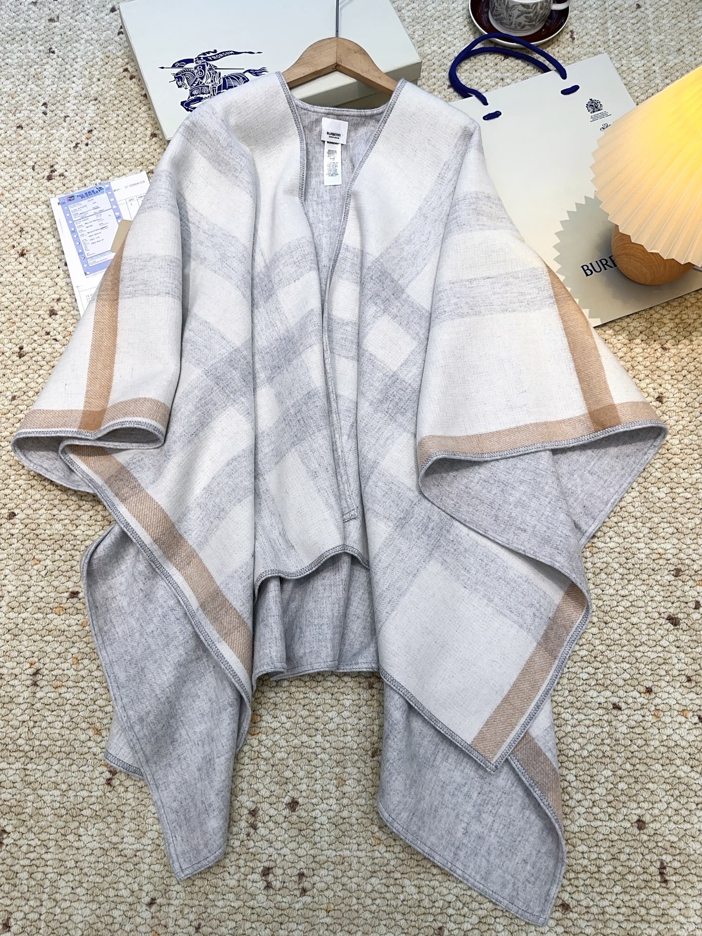 【BURBERRY旗艦店】バーバリー マント ショール ご好評に付き再入荷！