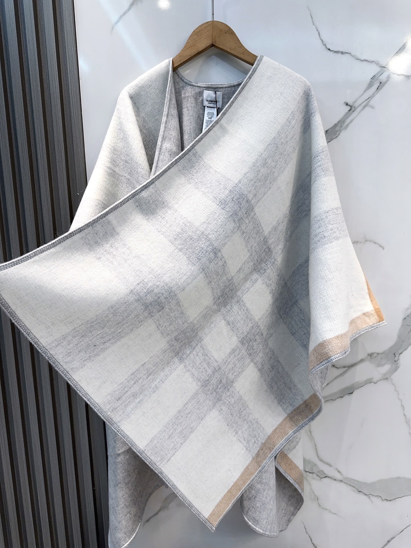 【BURBERRY旗艦店】バーバリー マント ショール ご好評に付き再入荷！
