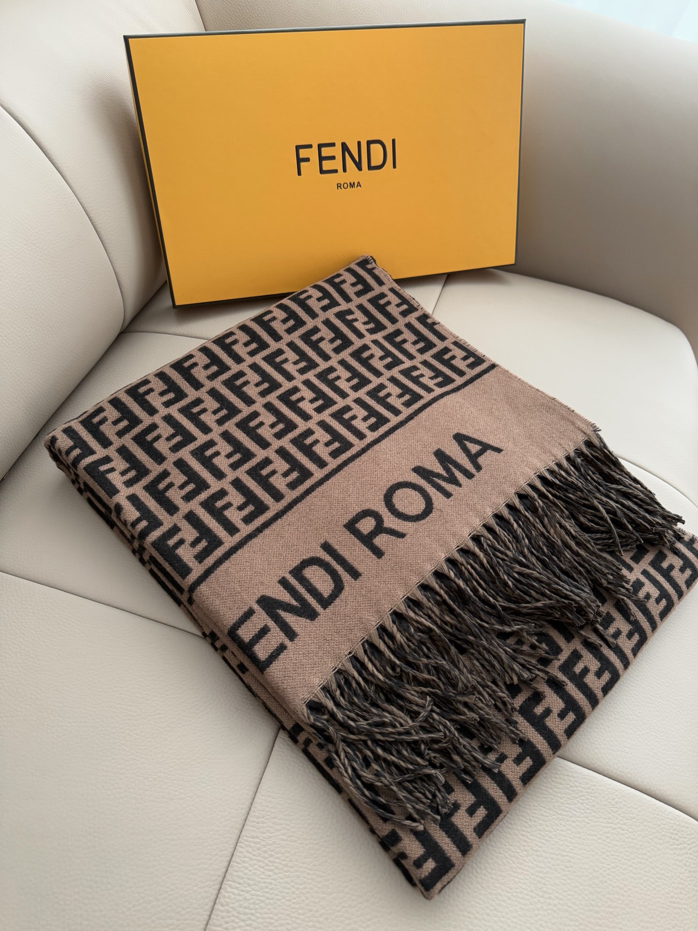 【FENDI旗艦店】フェンディ マント ショール ご好評に付き再入荷！