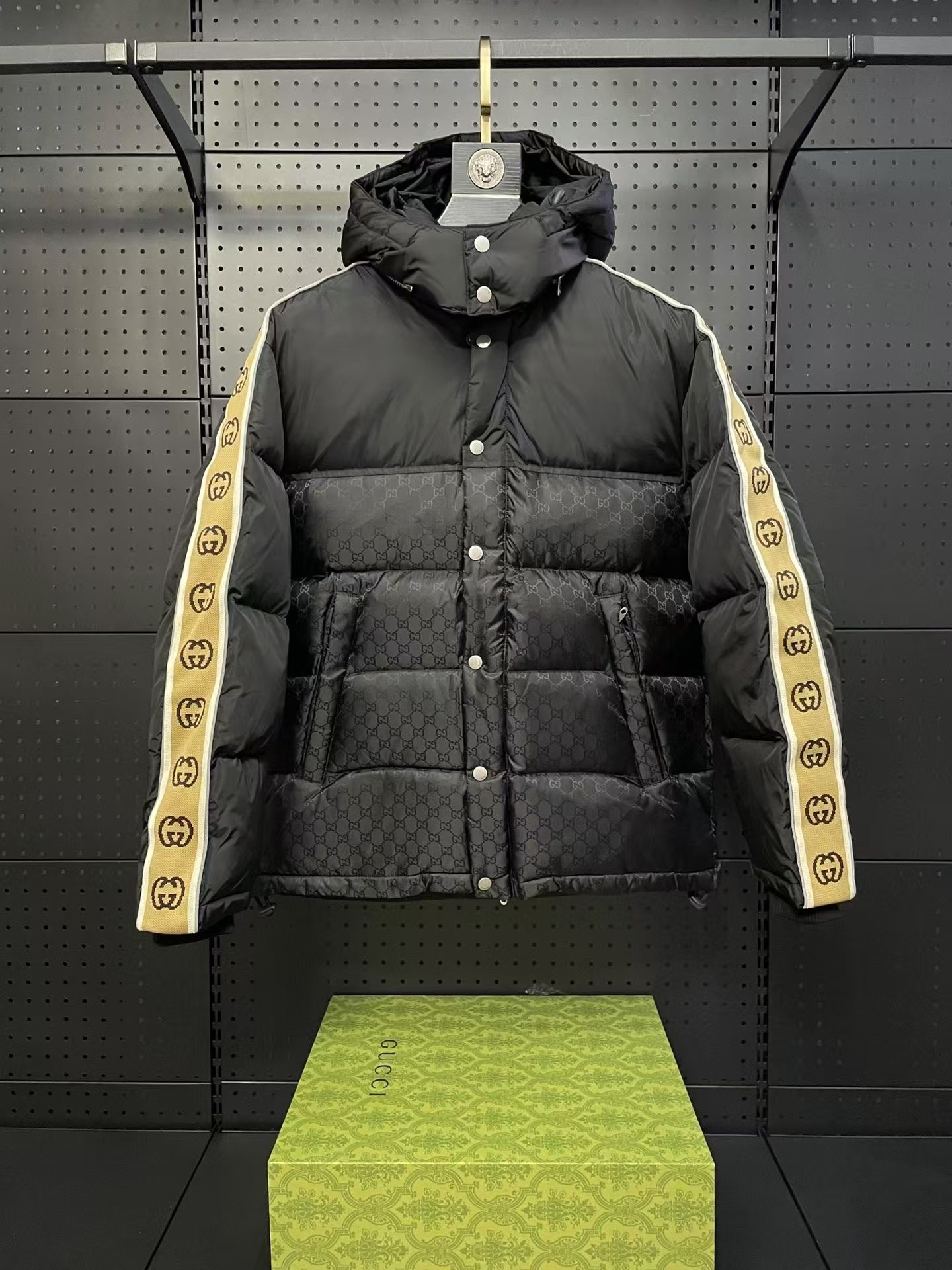 【Gucci公式 旗艦店】（グッチ）ダウンジャケット、ご好評に付き再入荷！-BRAND OFF