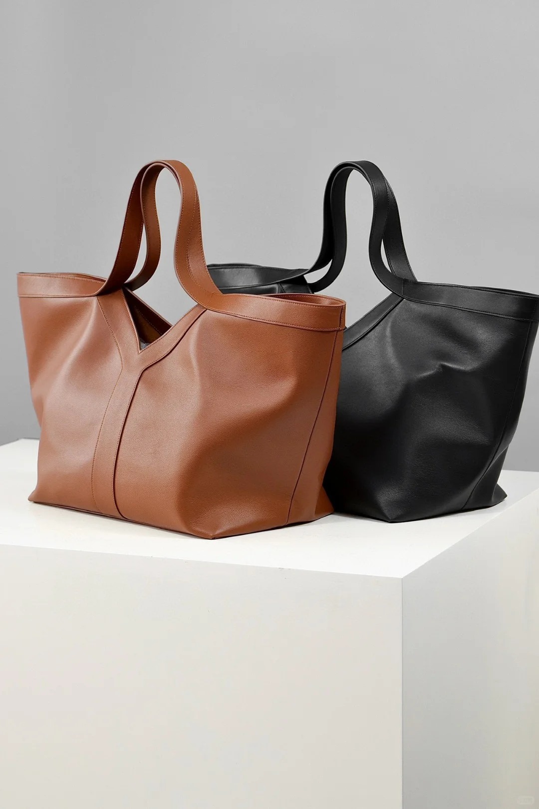 【Saint Laurent】Oggi掲載モデル✨通勤も休日もこれ一つ💕Yレザー トートバッグ