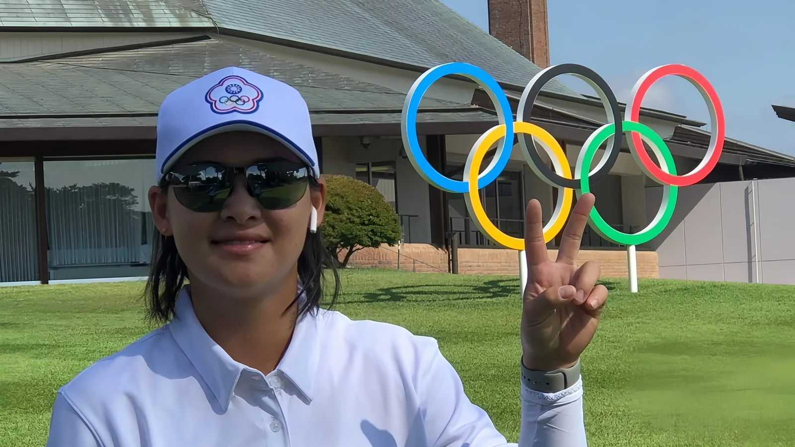 Golfer wearing USWING eyewear in bright outdoor conditions