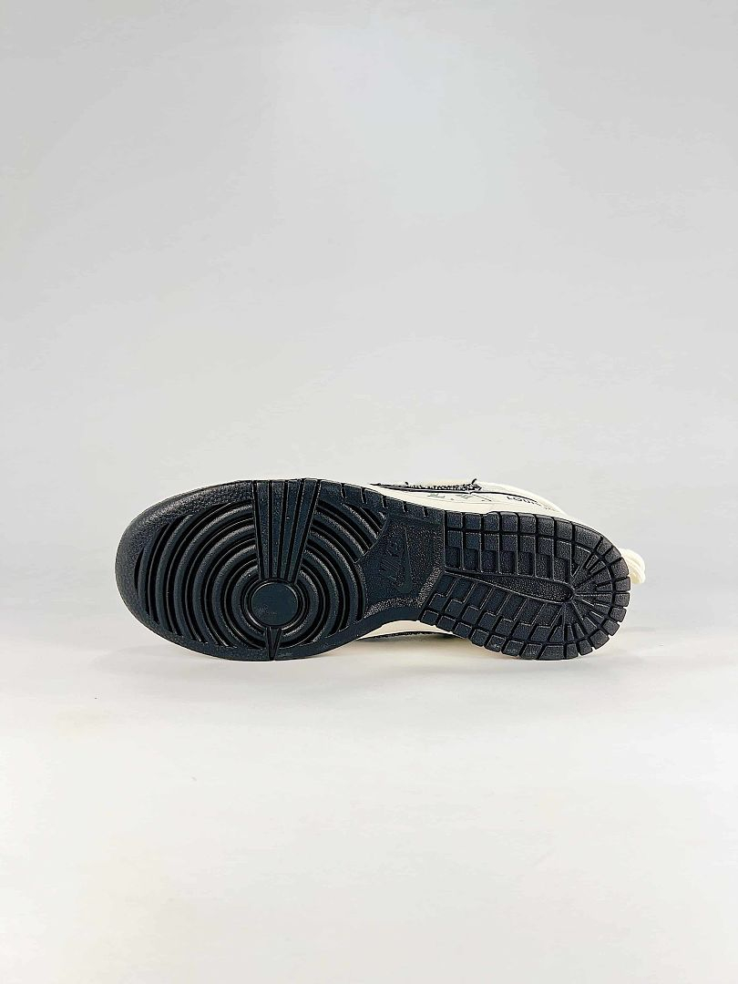 LOUIS VUITTON × NIKE DUNK SB LOW スニーカー