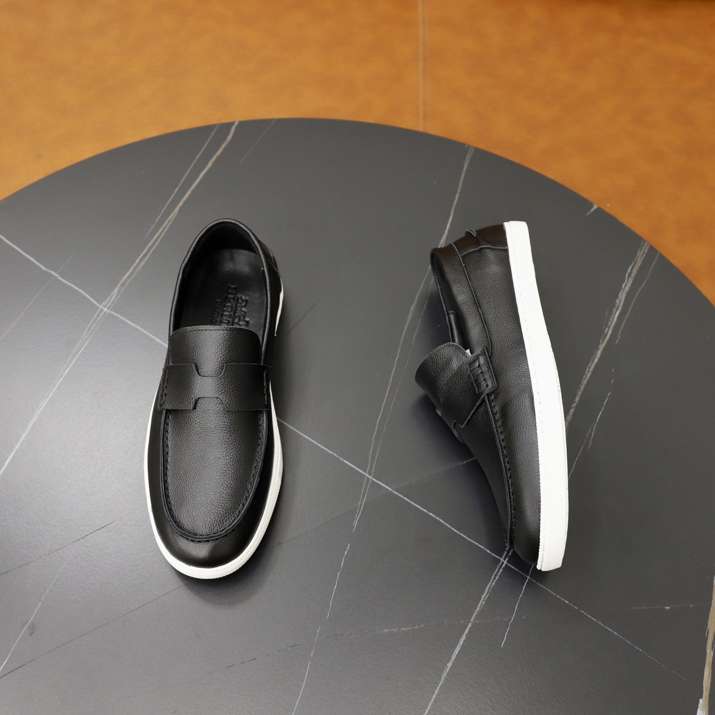 HERMES メンズ本革ローファー 白ソール スリッポン
