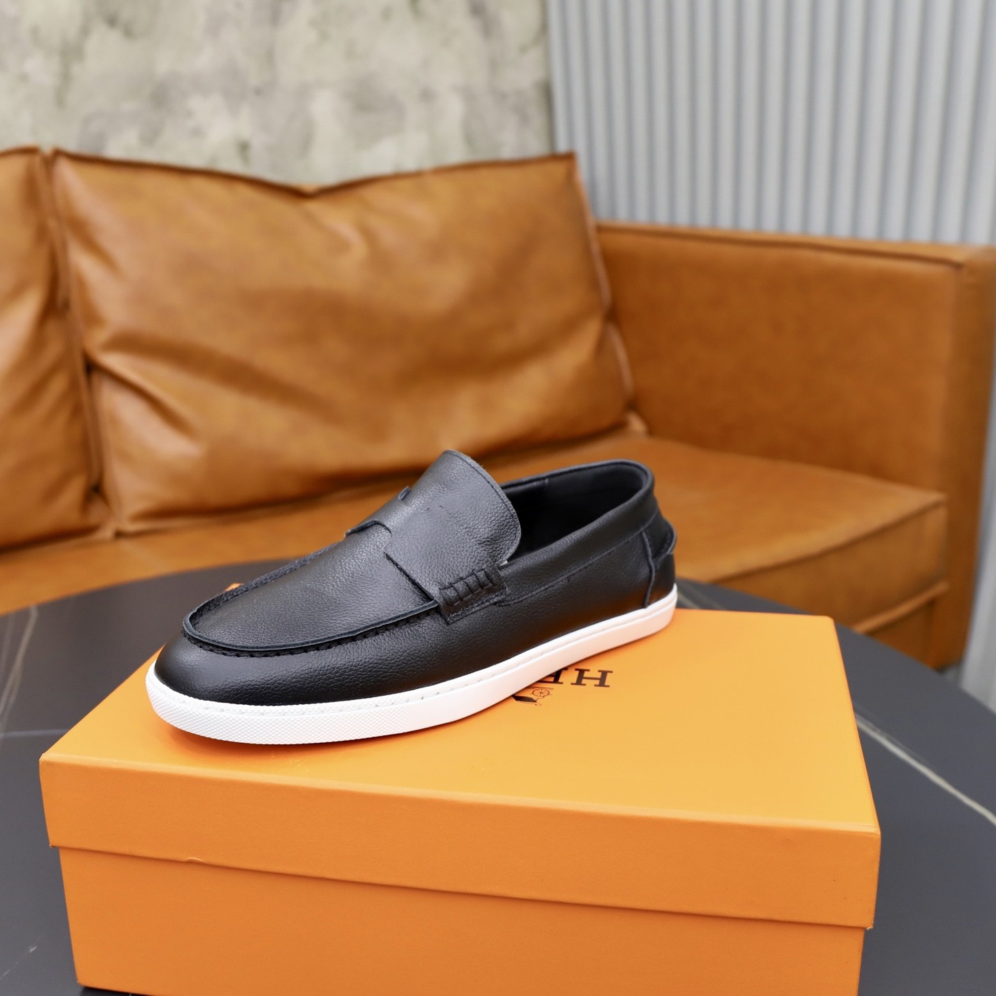 HERMES メンズ本革ローファー 白ソール スリッポン