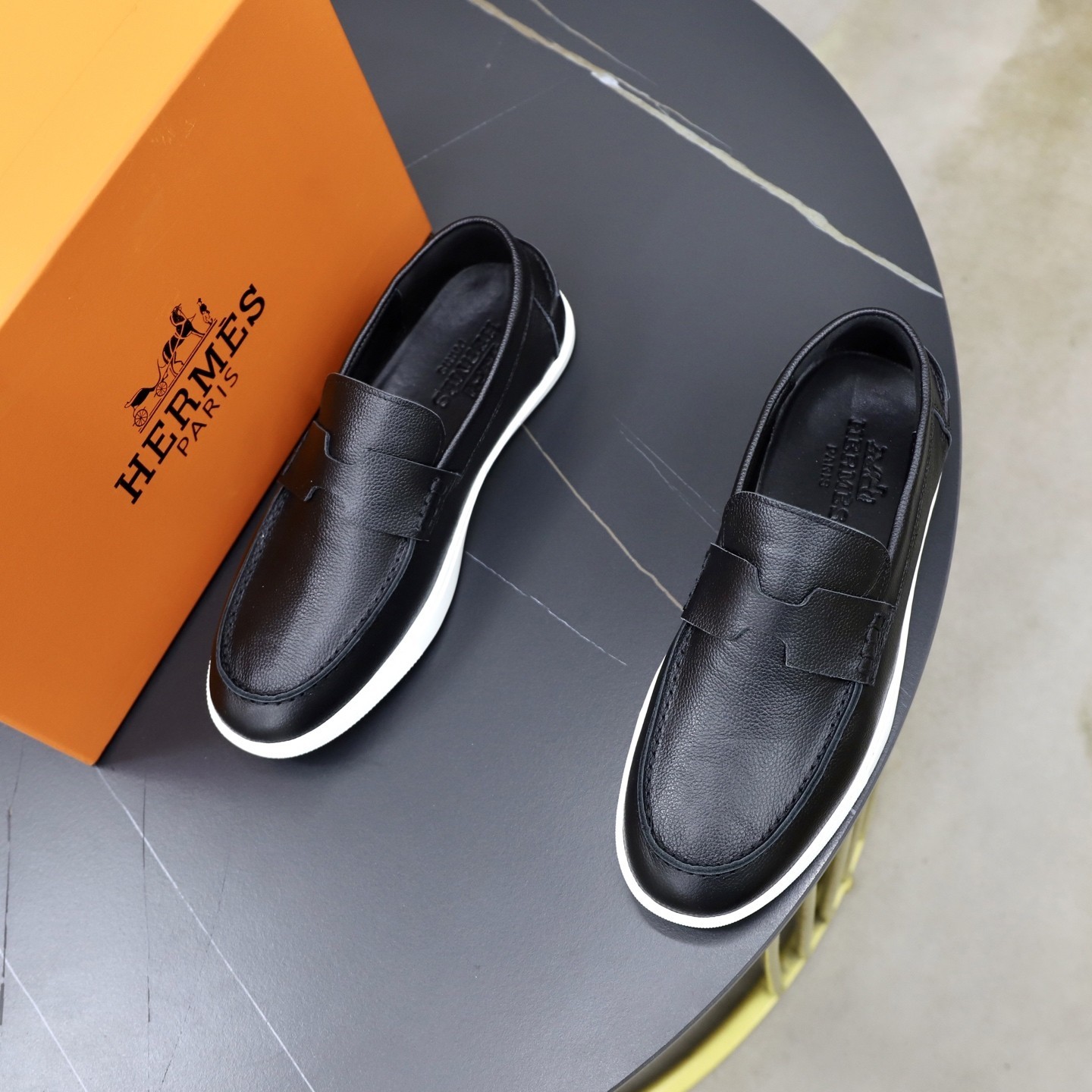 HERMES メンズ本革ローファー 白ソール スリッポン