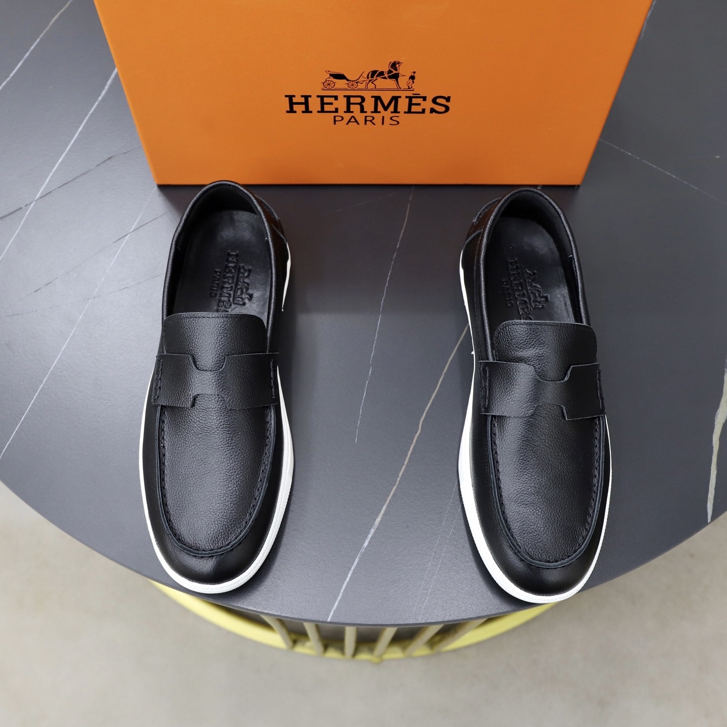 HERMES メンズ本革ローファー 白ソール スリッポン