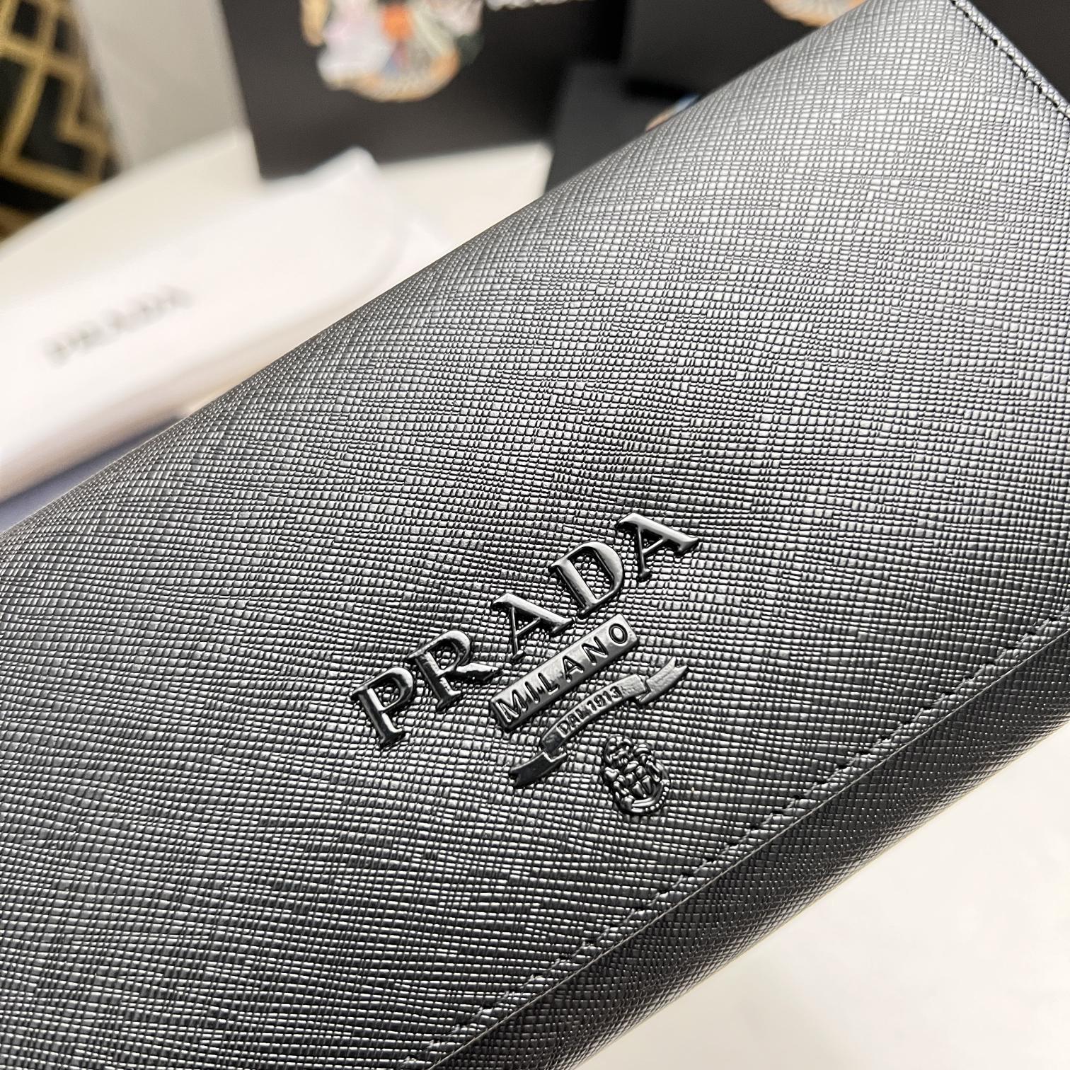 Pradaレザー コンチネンタルウォレット 財布 折財布
