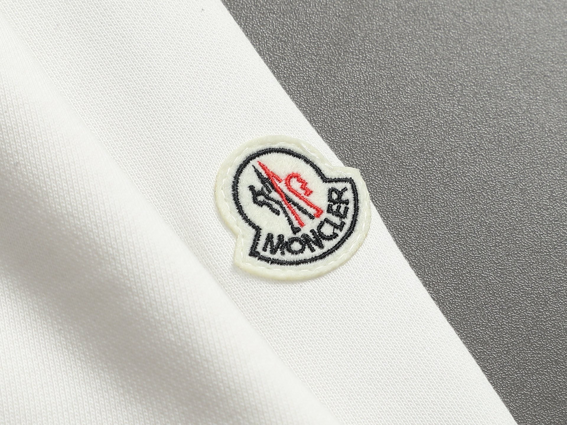【MONCLER】刺繍長袖 T シャツ