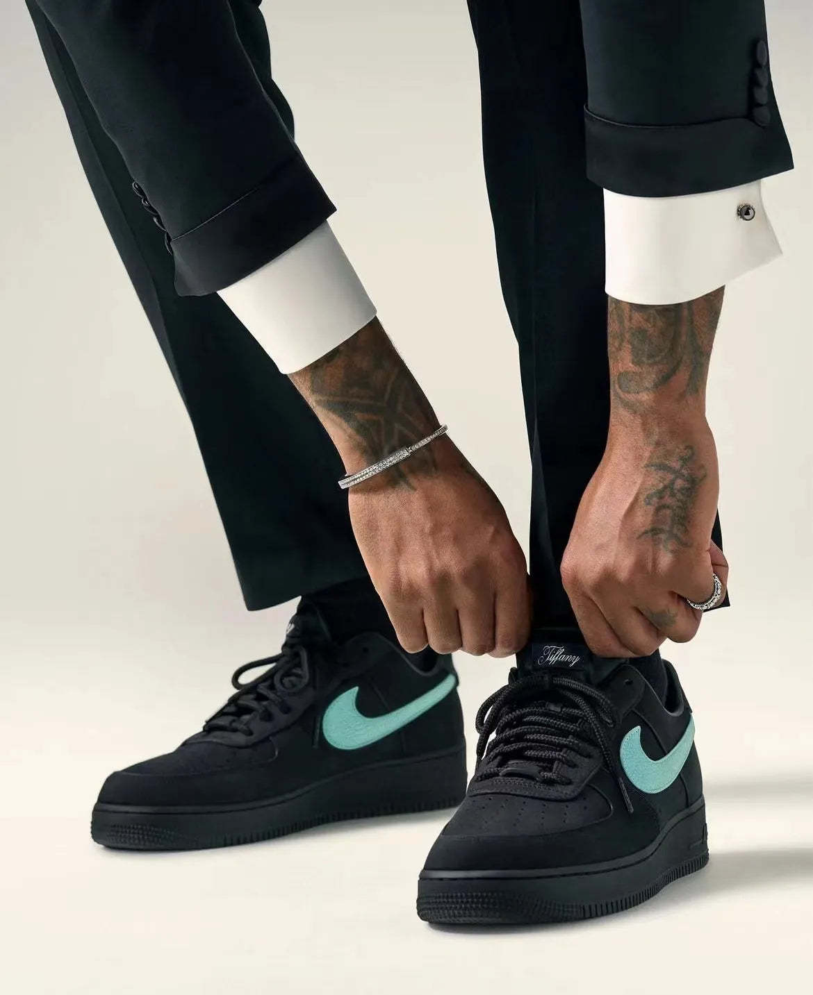 🔥限定30個！売り切れ次第終わり！【NIKE |公式サイトは】🔥★送関込★世界中を震撼させた話題のコラボ★◆超人気◆ 雑誌、ＴＶ、映画に登場アイテム♪