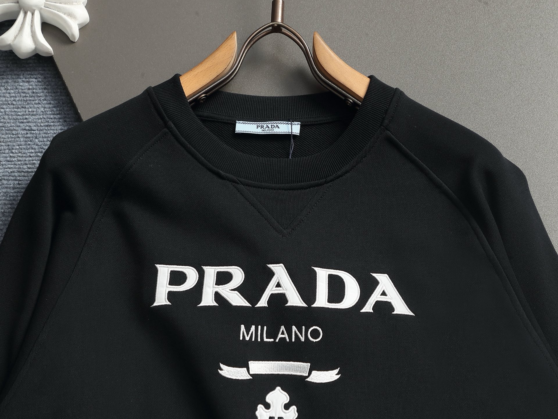 【PRADA】プリント長袖 T シャツ