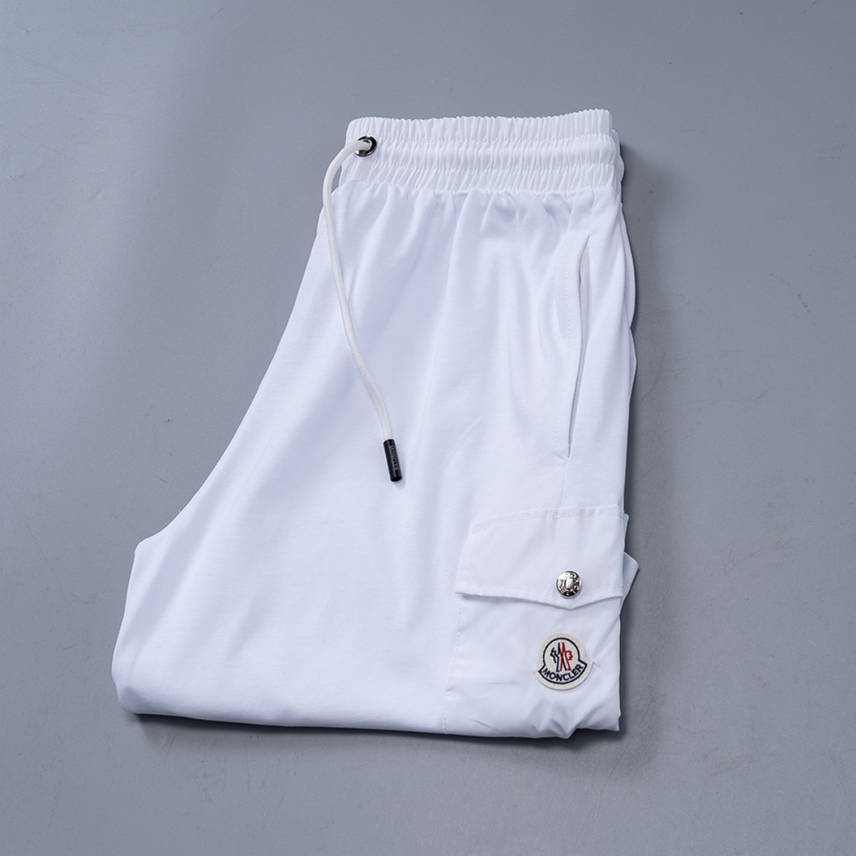 【MONCLER】ショートパンツ